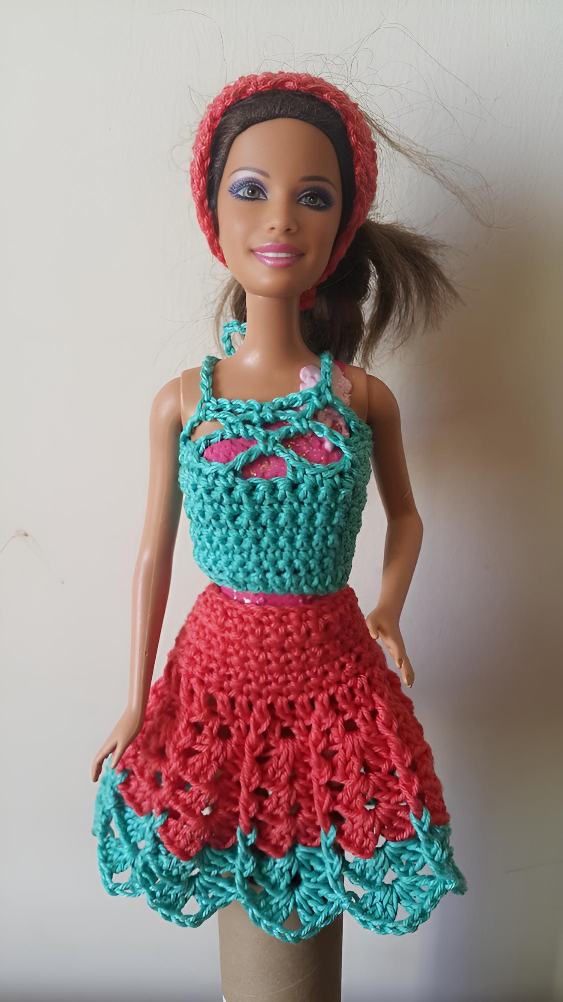 Ensemble crochet Campinou Barbie de Cachalabibi - vue de face - haut turquoise à fleurs corail et jupe festonnée avec bandeau assorti
