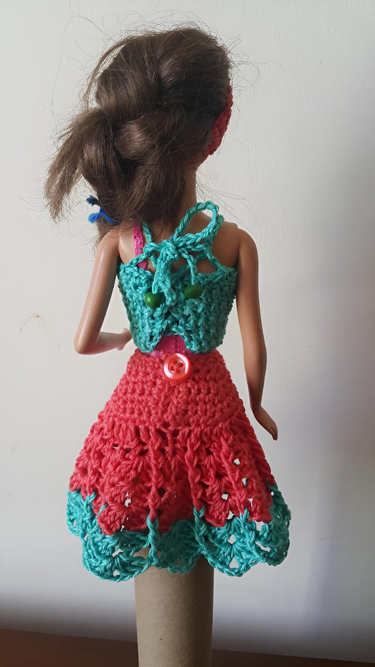 Ensemble crochet Campinou Barbie de cachalabibi - détail du haut turquoise ajouré avec bretelles croisées