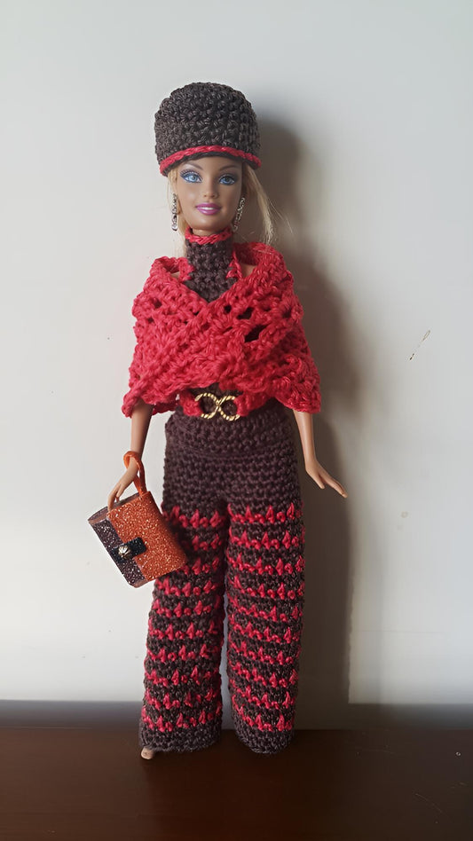 Ensemble crochet Hivernale pour Barbie de Cachalabibi : top rouge dos-nu, pantalon marron, cape corail, bonnet et sac pailleté, création unique artisanale - vue complète