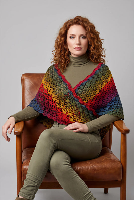 Châle femme Colorato crochet ajouré multicolore dégradé — assise sur fauteuil — Création Cachalabibi