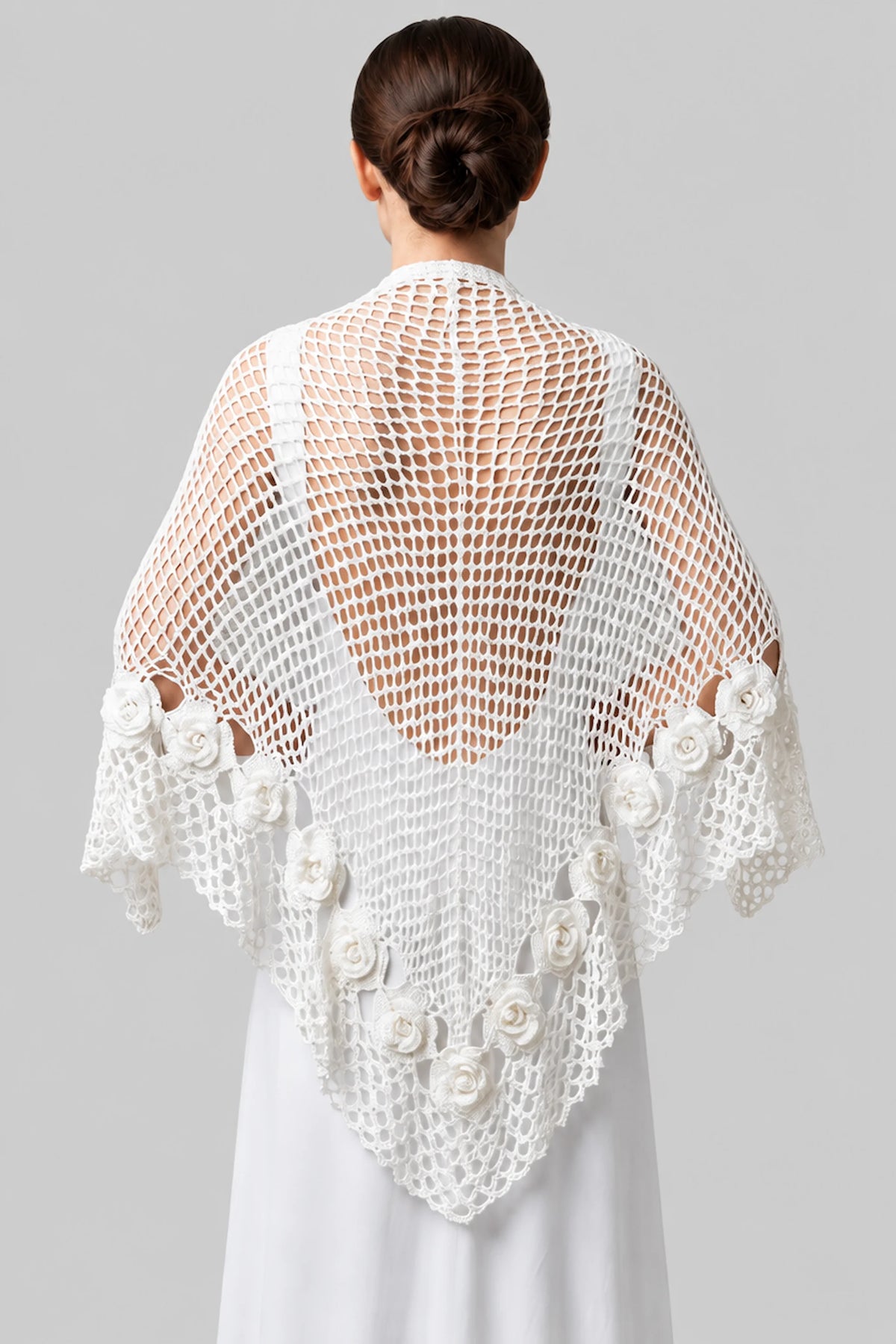 Châle Matrimonia – vue de dos triangulaire – crochet ivoire roses 3D bordure dentelle festonnée –