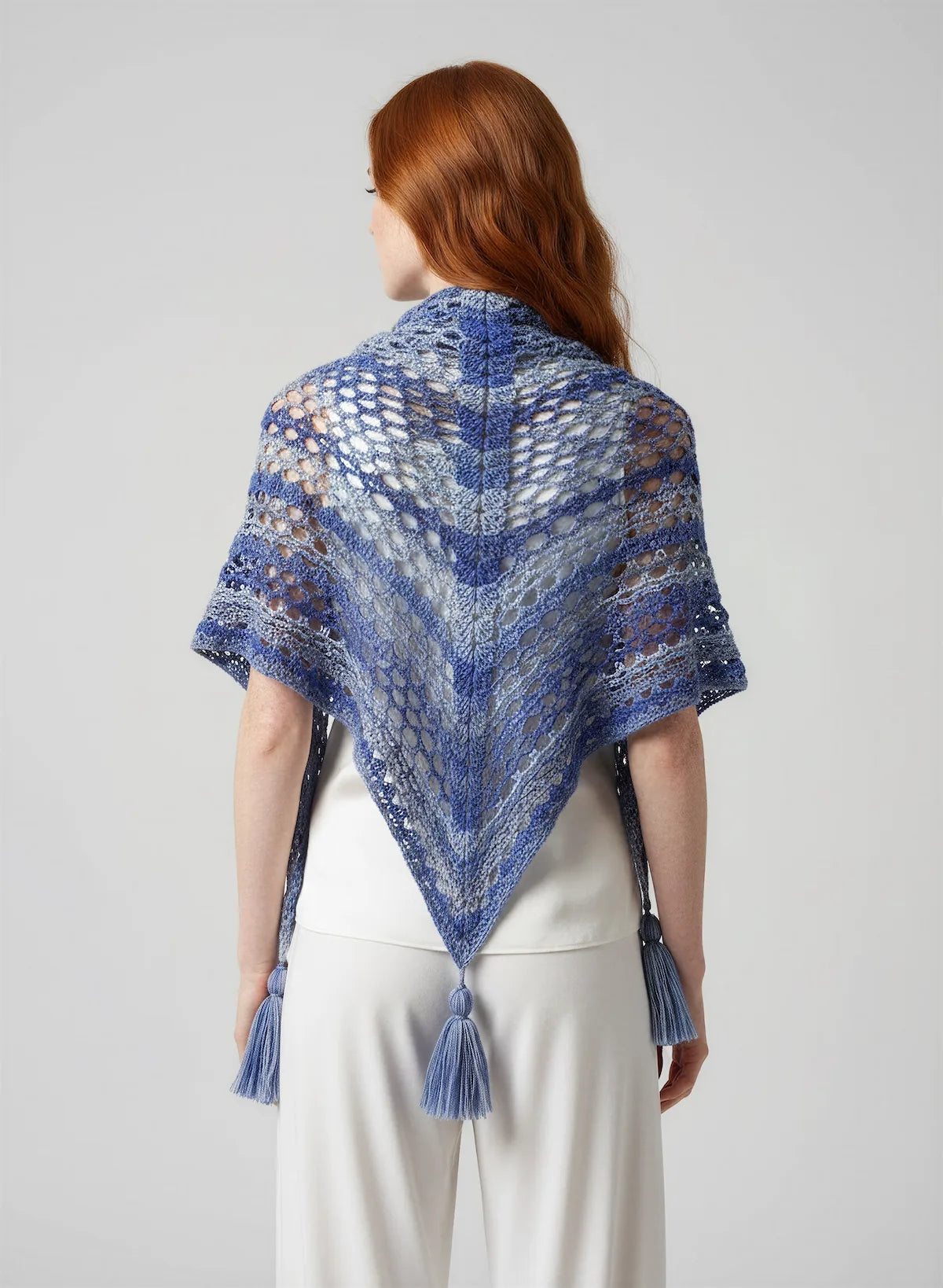 Châle Amazigh – vue de dos triangulaire – crochet dentelle bleu denim ardoise 3 pompons – Cachalabibi