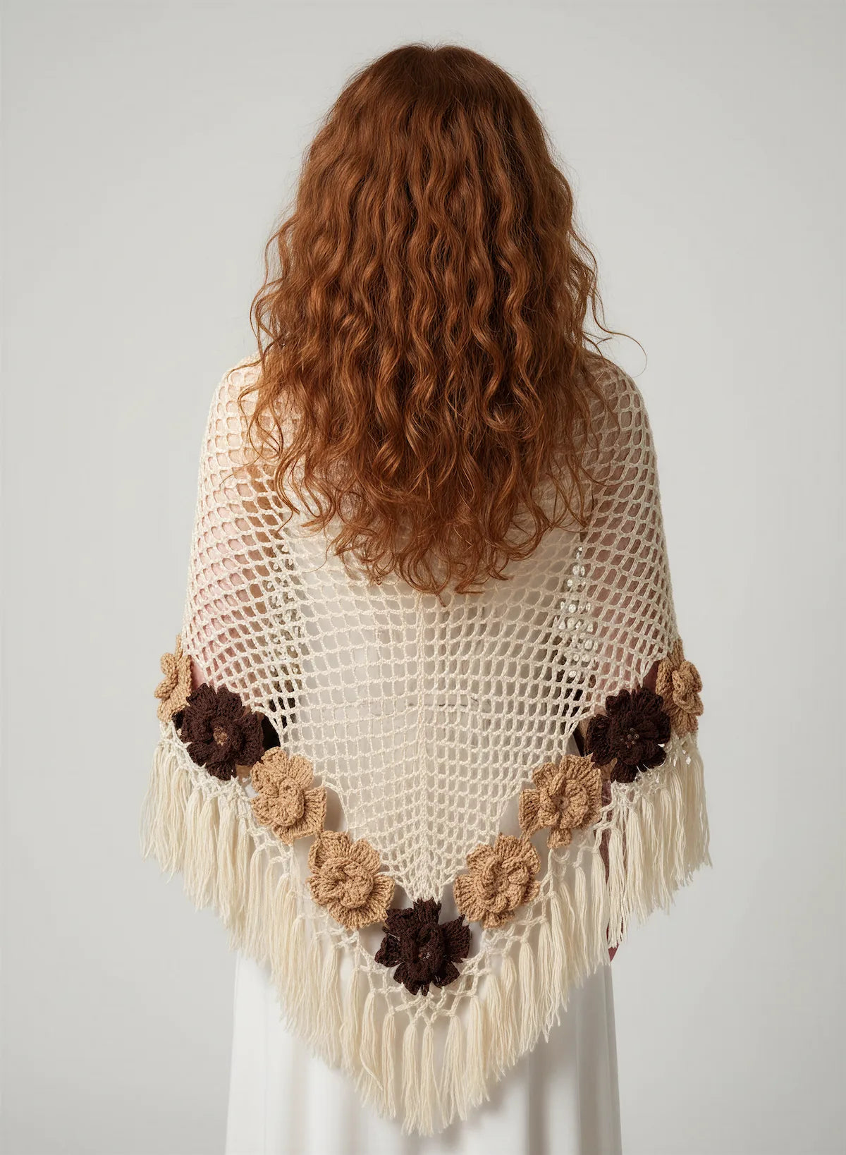 Châle Moderato – vue de dos plein pied – crochet écru fleurs 3D beige chocolat franges – Cachalabibi