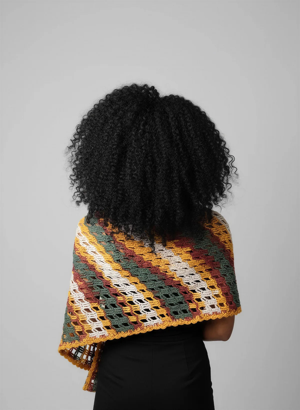 Châle Mozamba – vue de dos triangulaire – crochet rayures ocre vert sauge terracotta bordure festonnée – Cachalabibi