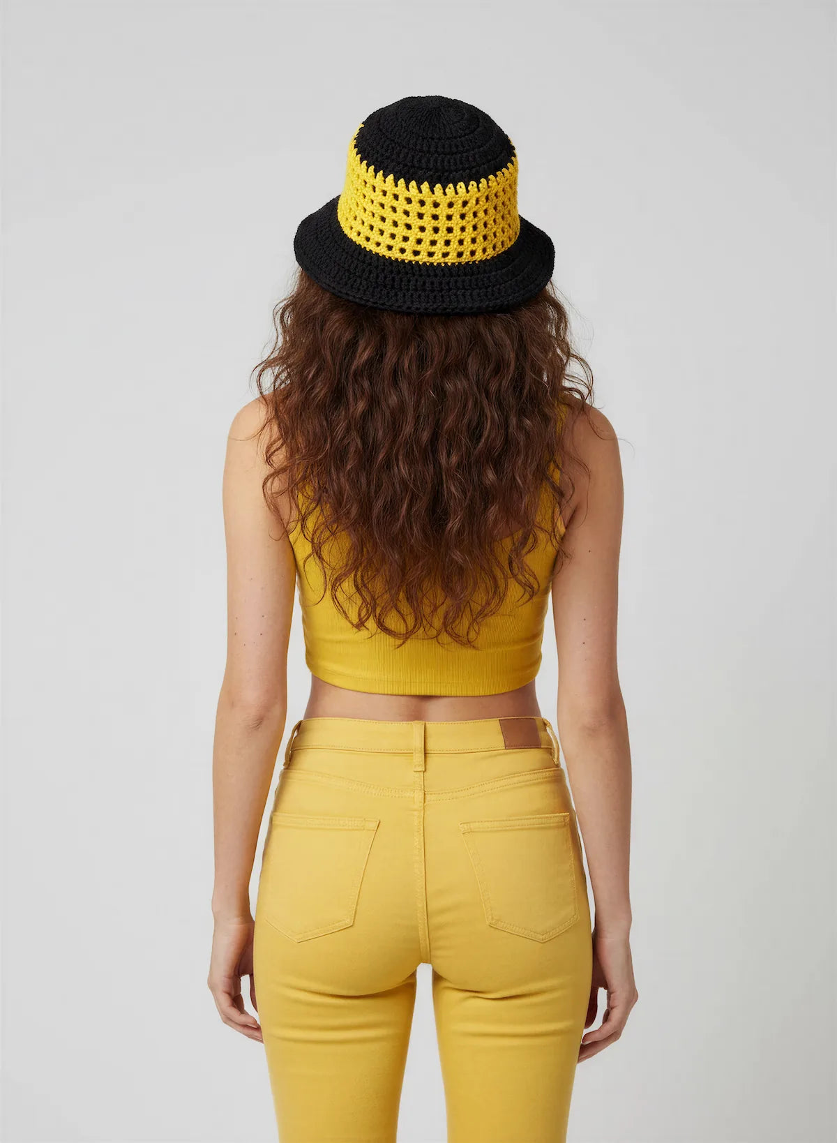 Chapeau Bobbydos – vue de dos – bucket hat crochet bicolore jaune noir résille ajourée bord tressé – Cachalabibi