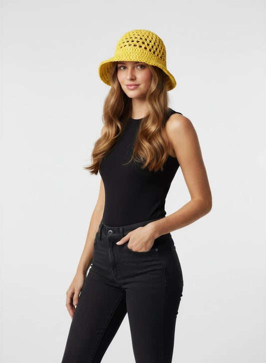 Chapeau Bobbysol – vue de face – bucket hat crochet jaune soleil résille ajourée bord tressé – Cachalabibi