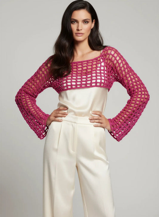 Crop Top Fuschiamo – vue de face mains sur hanches – crop top crochet fait main fuchsia manches évasées résille grande maille encolure bateau – Cachalabibi