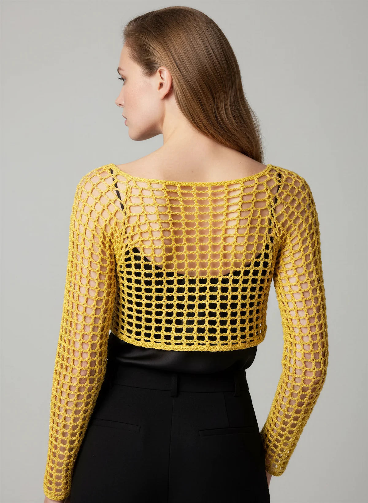 Crop Top Napolitano – vue de dos – crop top crochet fait main jaune soleil manches évasées résille grande maille encolure dos bateau – Cachalabibi