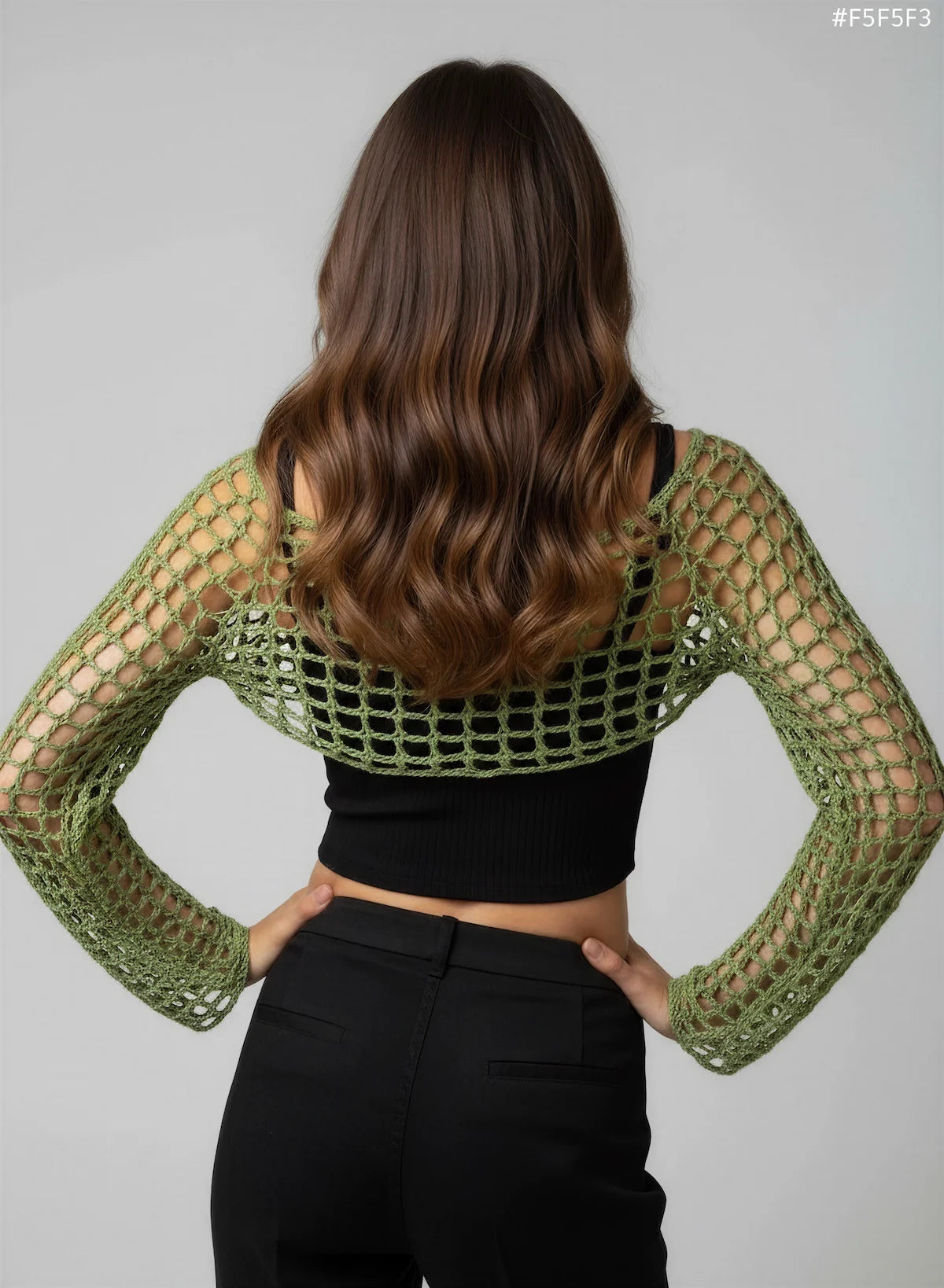 Crop Top Olivetta – vue de dos mains sur hanches – crop top crochet fait main vert olive manches longues résille encolure dos carrée – Cachalabibi
