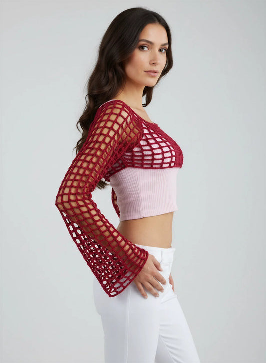 Crop Top Veneziano – vue profil 3/4 – crop top crochet fait main bordeaux manches évasées résille grande maille encolure bateau – Cachalabibi
