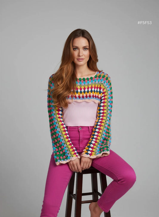 Crop Top Volarino – vue de face assise – crop top crochet fait main granny squares multicolore manches évasées – Cachalabibi