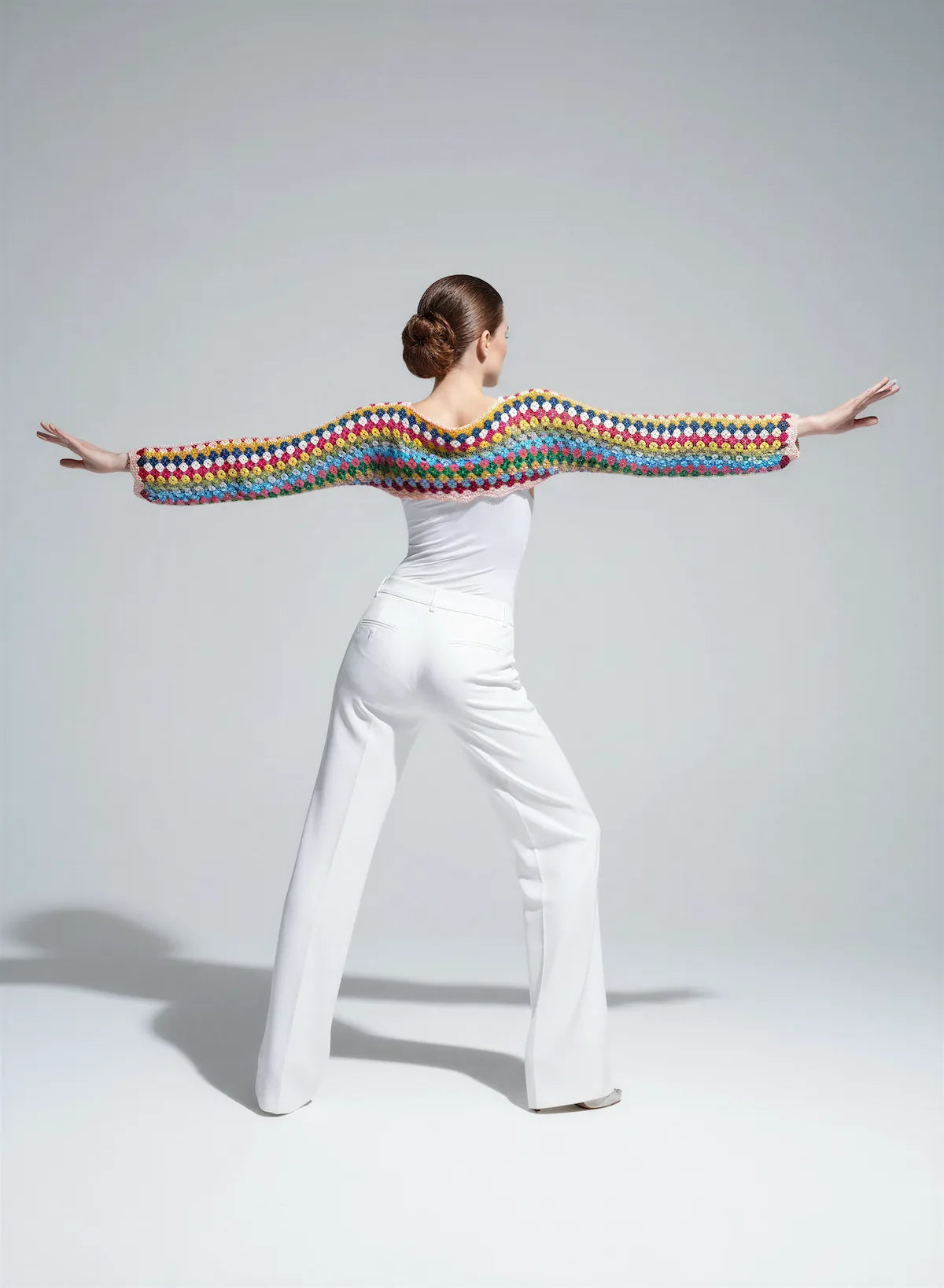 Crop Top Volarino – vue de dos bras écartés – crop top crochet fait main granny multicolore encolure dos bateau – Cachalabibi