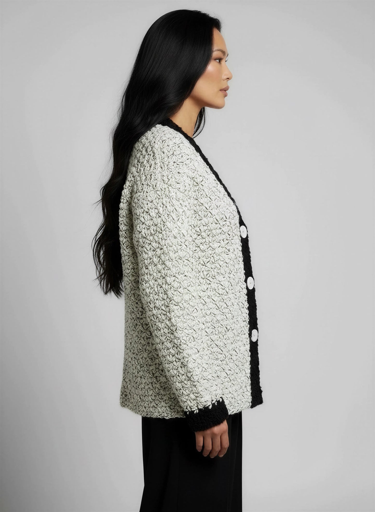Gilet crochet fait main Chamoisy blanc chiné noir profil manchettes côte serrée noires boutons nacre mi-hanche – Cachalabibi