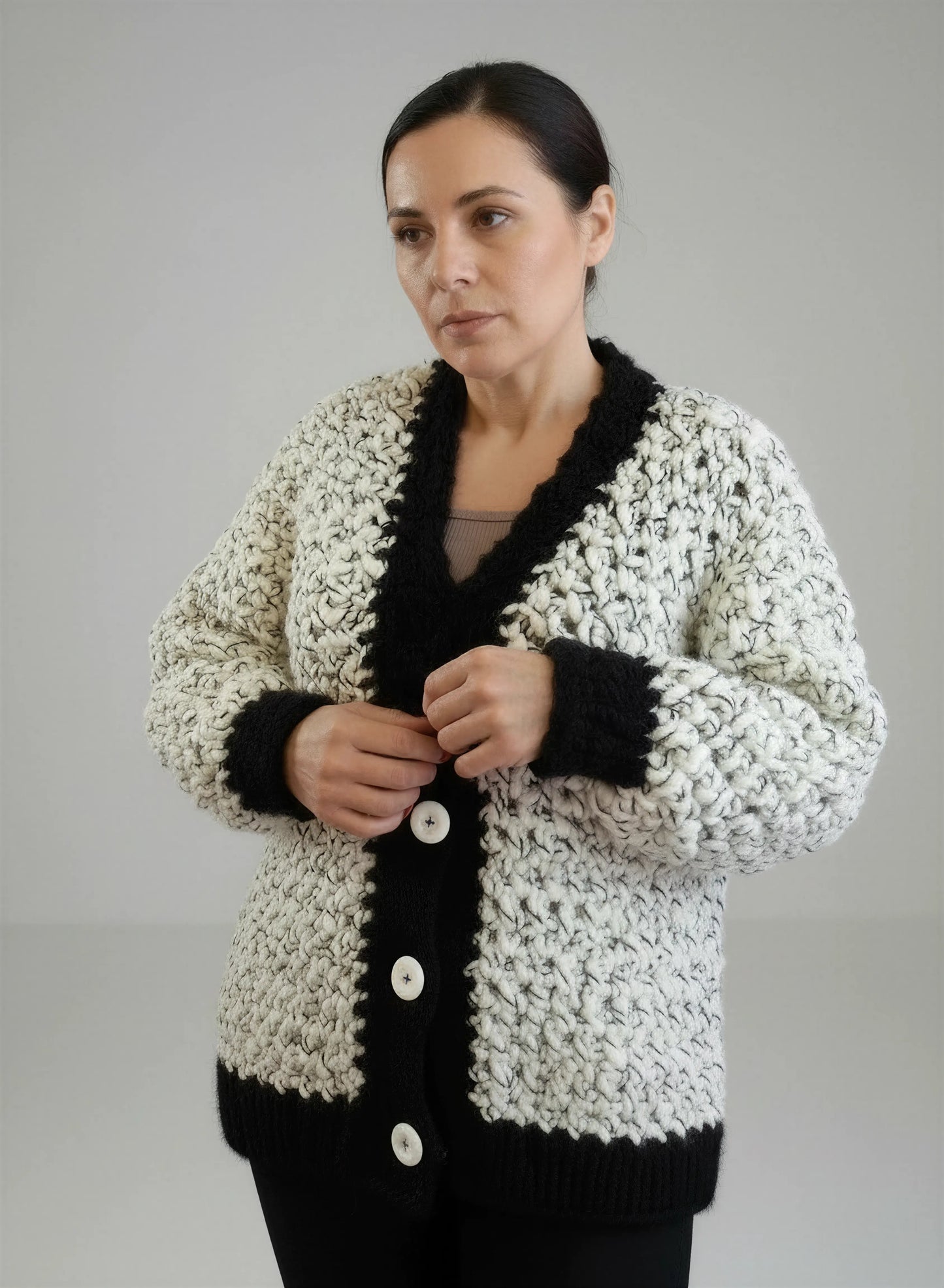 Gilet crochet fait main Chamoisy blanc chiné noir boutons nacre bordure picots V bouclé popcorn détail – Cachalabibi