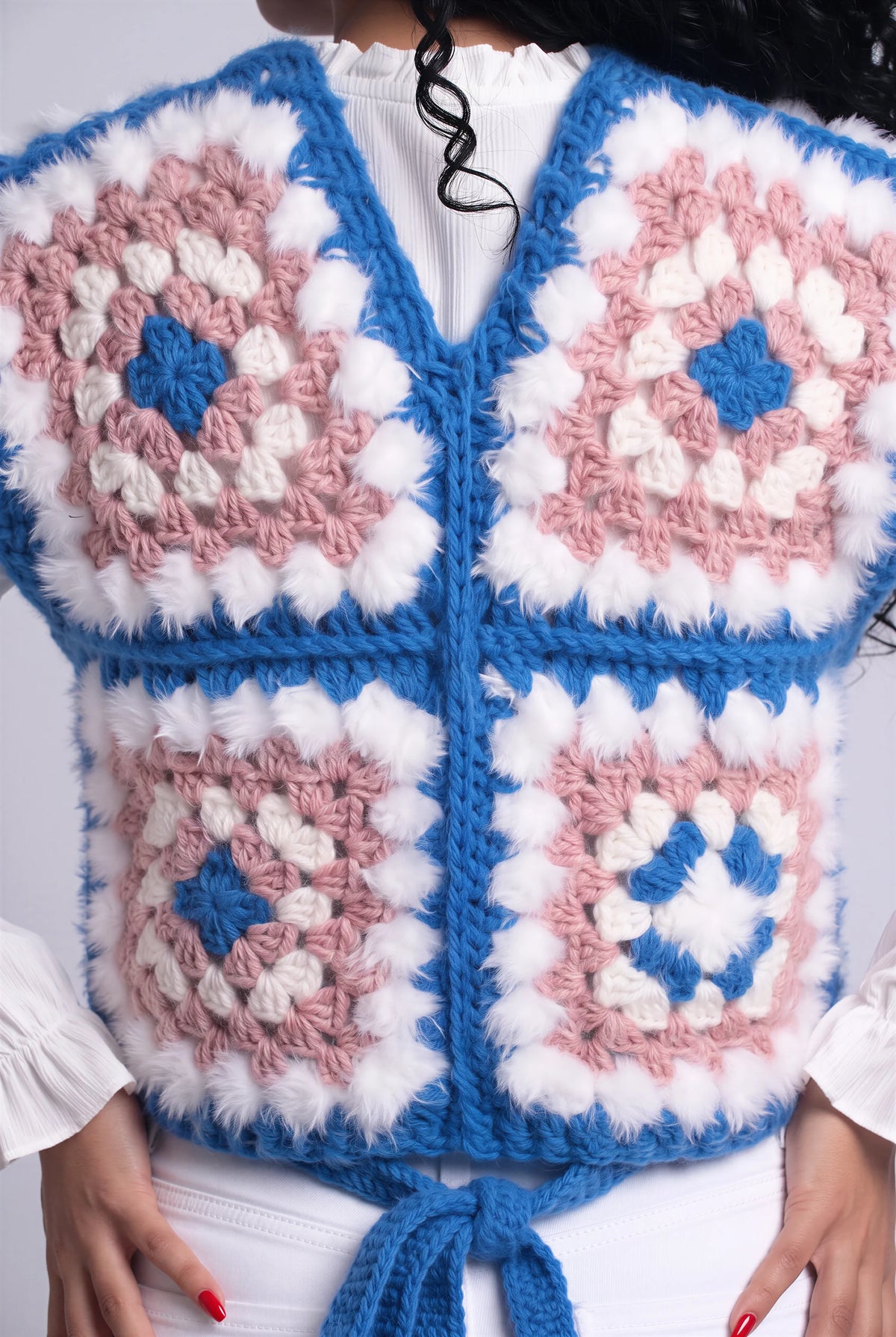 Gilet crochet Quattuor — détail mailles granny fil bouclé bleu — Cachalabibi