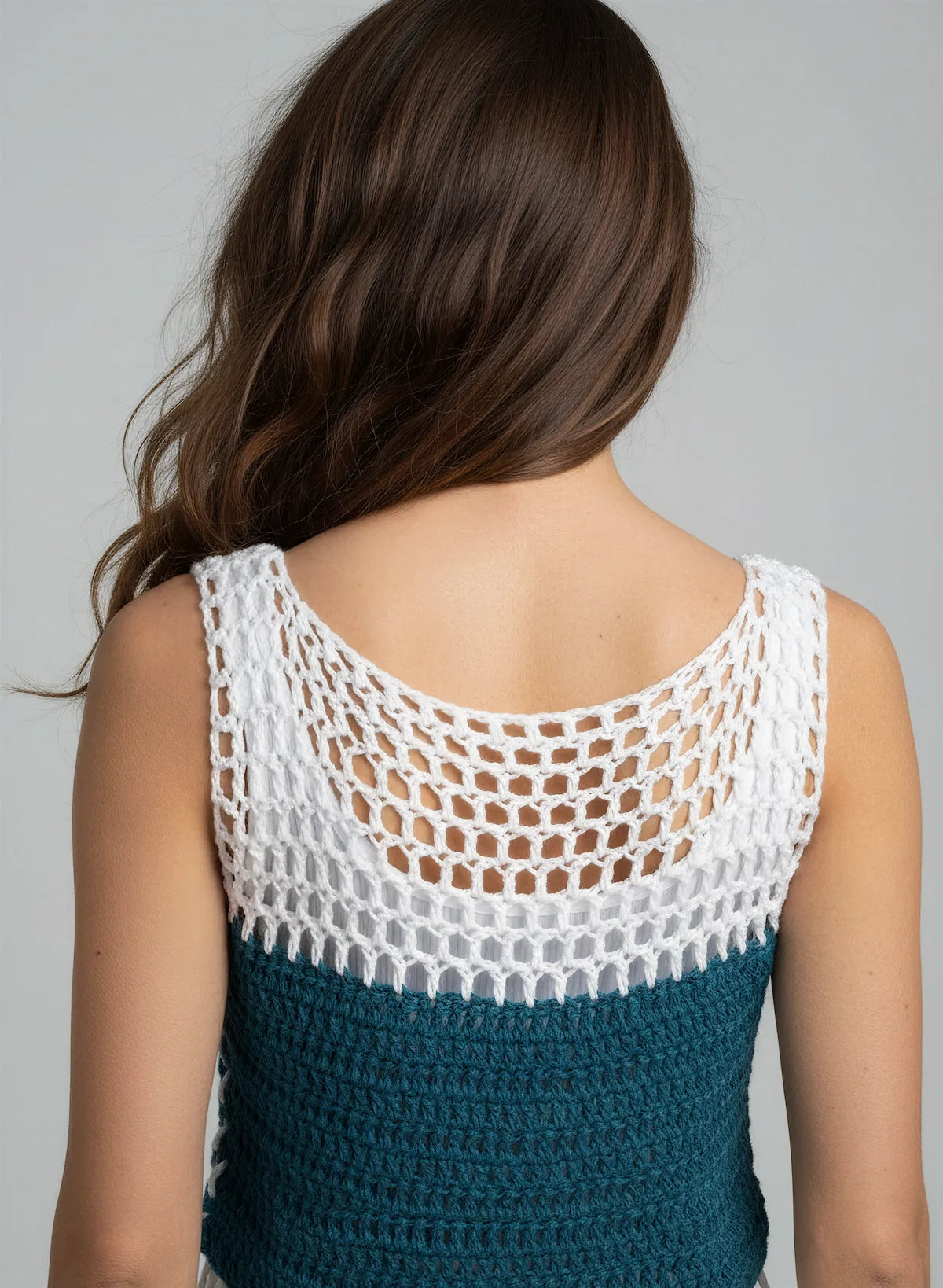 Haut Daisy – vue de dos buste – top crochet bicolore blanc bleu canard résille ajourée dos encolure ronde – Cachalabibi