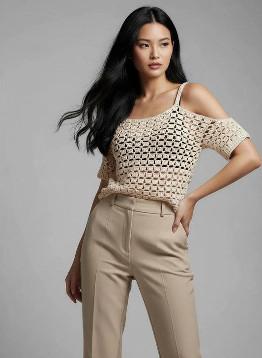 Haut Espuma – vue de face 3/4 – top crochet beige résille granny square épaules dénudées manches courtes – Cachalabibi