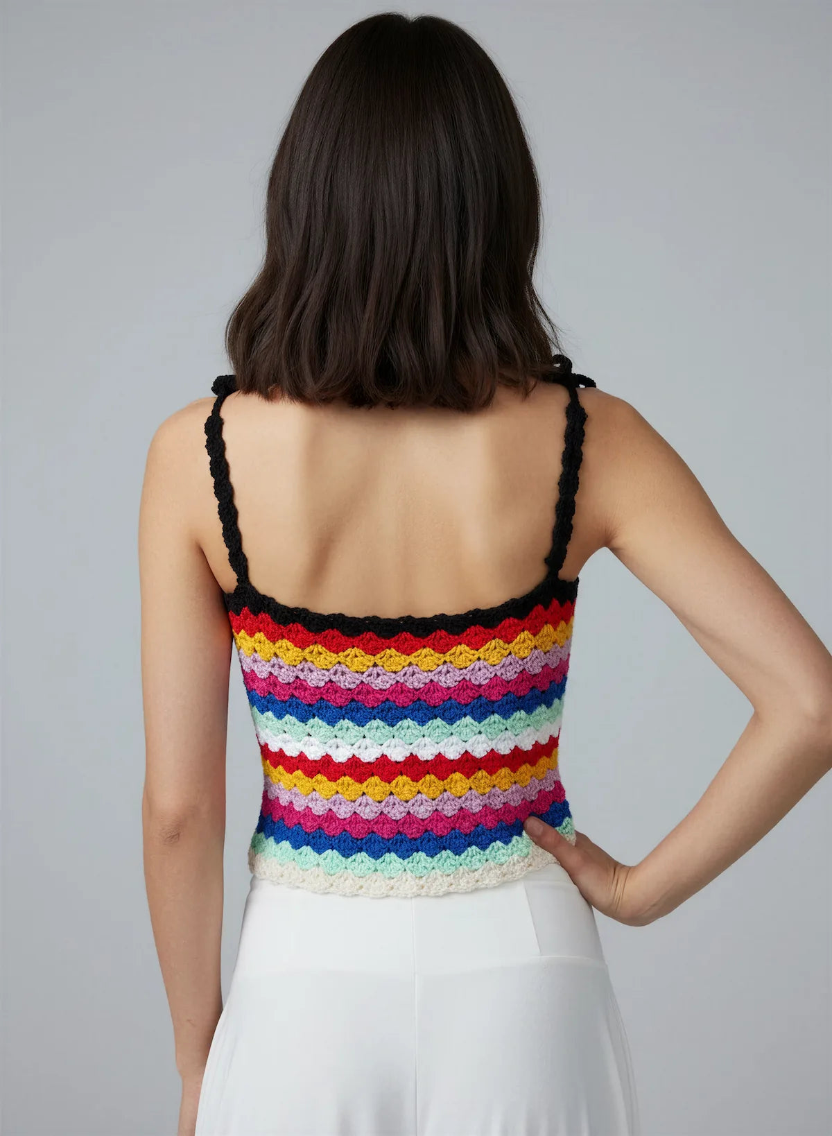 Haut Labegitou – vue de dos cheveux lâchés – haut crochet rayures festonnées multicolore bretelles noires – Cachalabibi