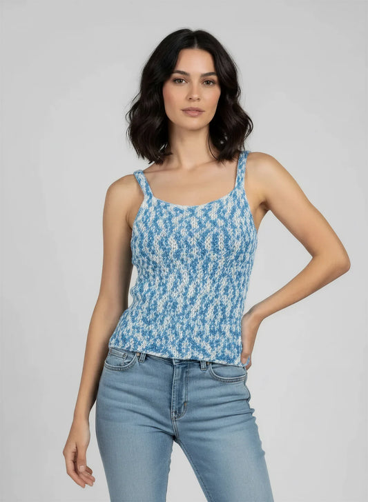 Haut Mosca – vue de face buste – haut crochet bleu blanc chiné motifs losanges zigzag bretelles larges encolure ronde – Cachalabibi