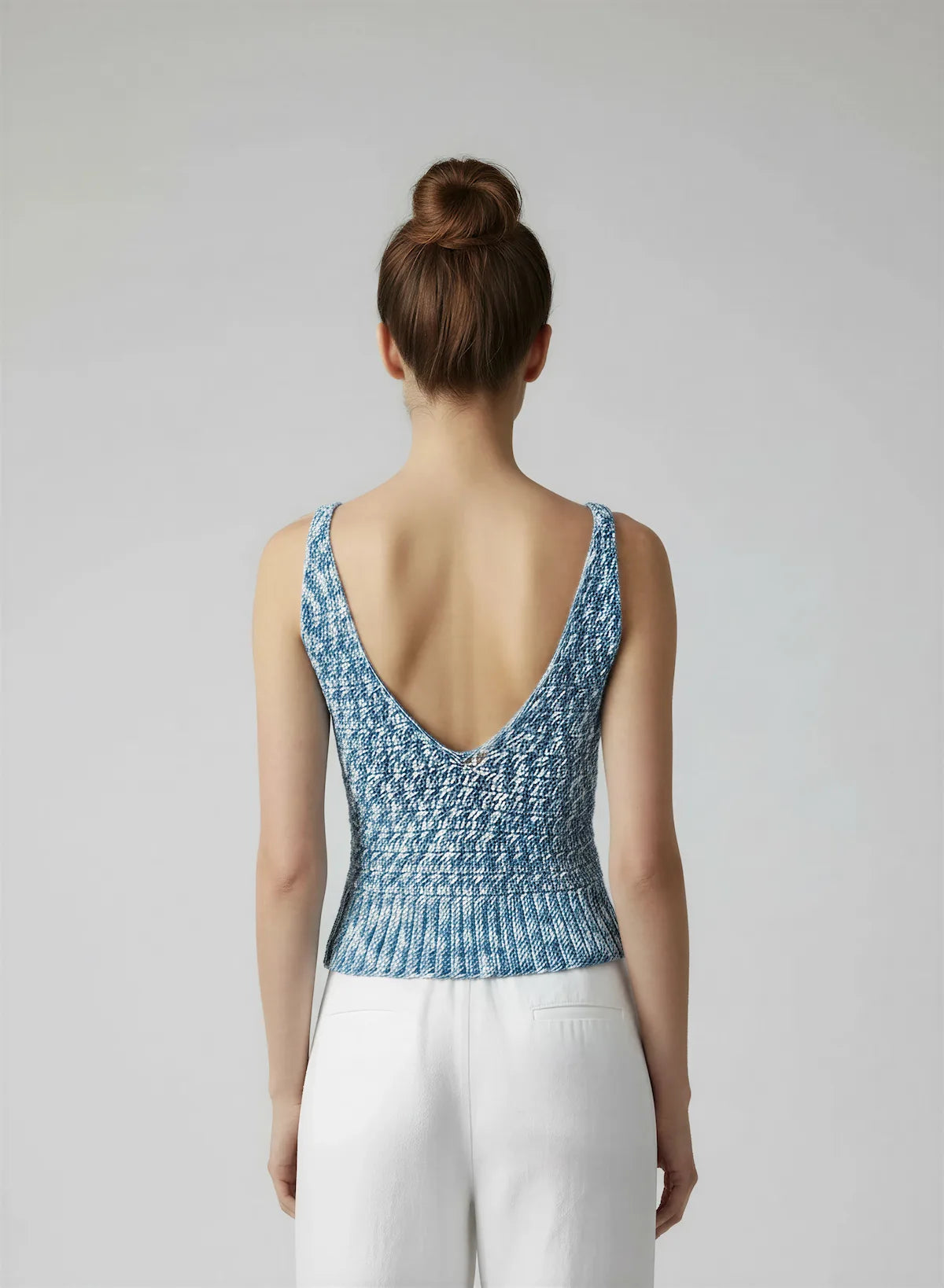 Haut Mosca – vue de dos chignon – haut crochet bleu blanc chiné losanges encolure dos V plongeant côtes bas – Cachalabibi