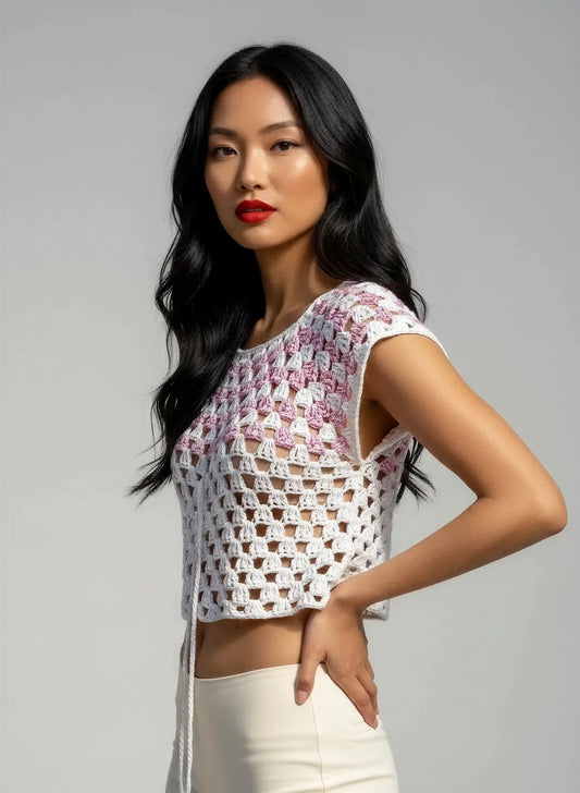 Haut Rosabianca – vue profil 3/4 – haut crochet blanc rose chiné granny square encolure ronde cap sleeve – Cachalabibi