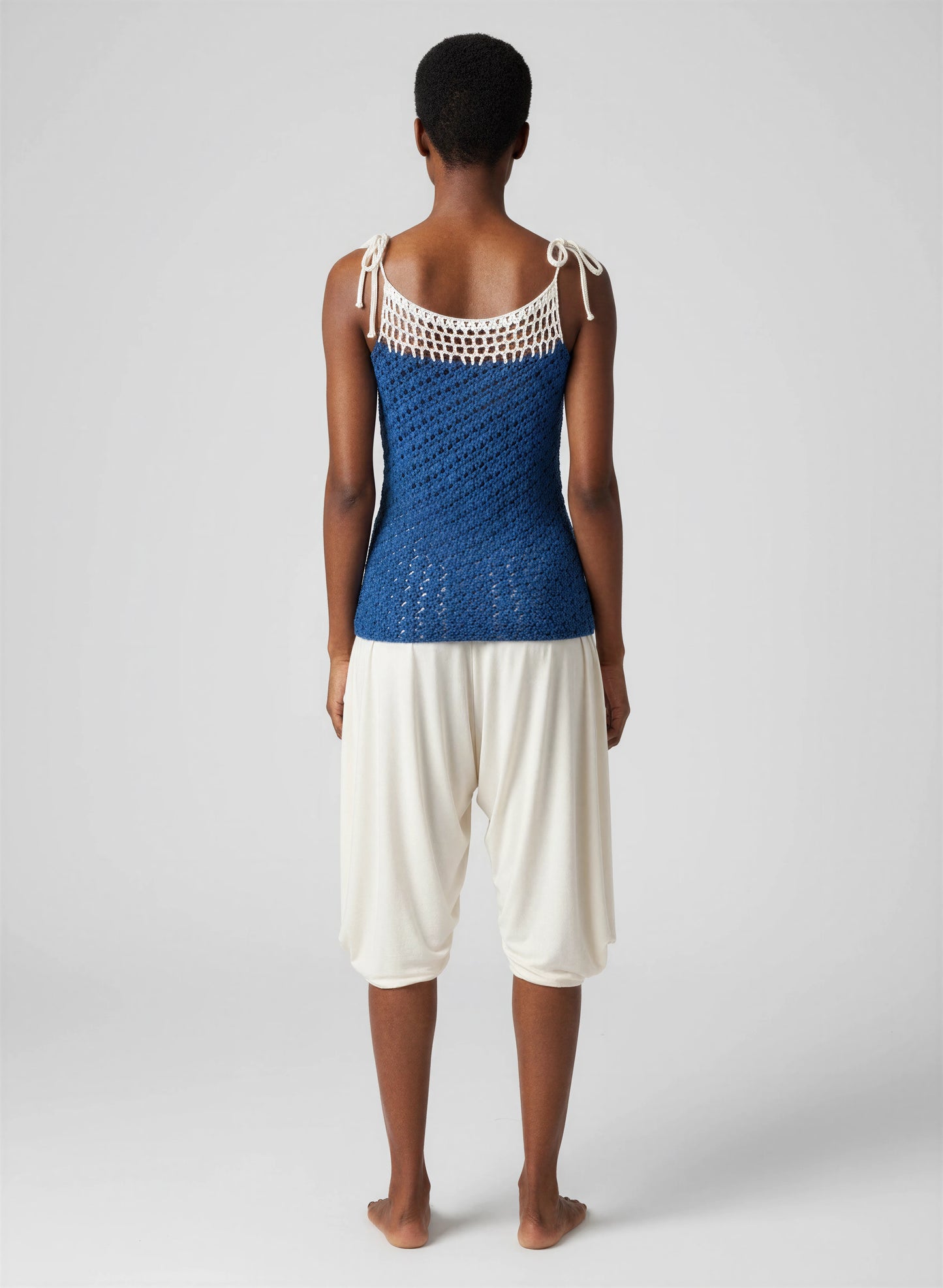 Haut crochet fait main Sotavento bleu indigo empiècement filet écru franges dos bretelles nouées – Cachalabibi