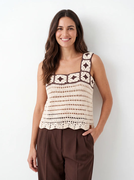 Haut crochet Ninnananna blanc cassé, carrés granny marron chocolat, col carré, vue de face — Cachalabibi
