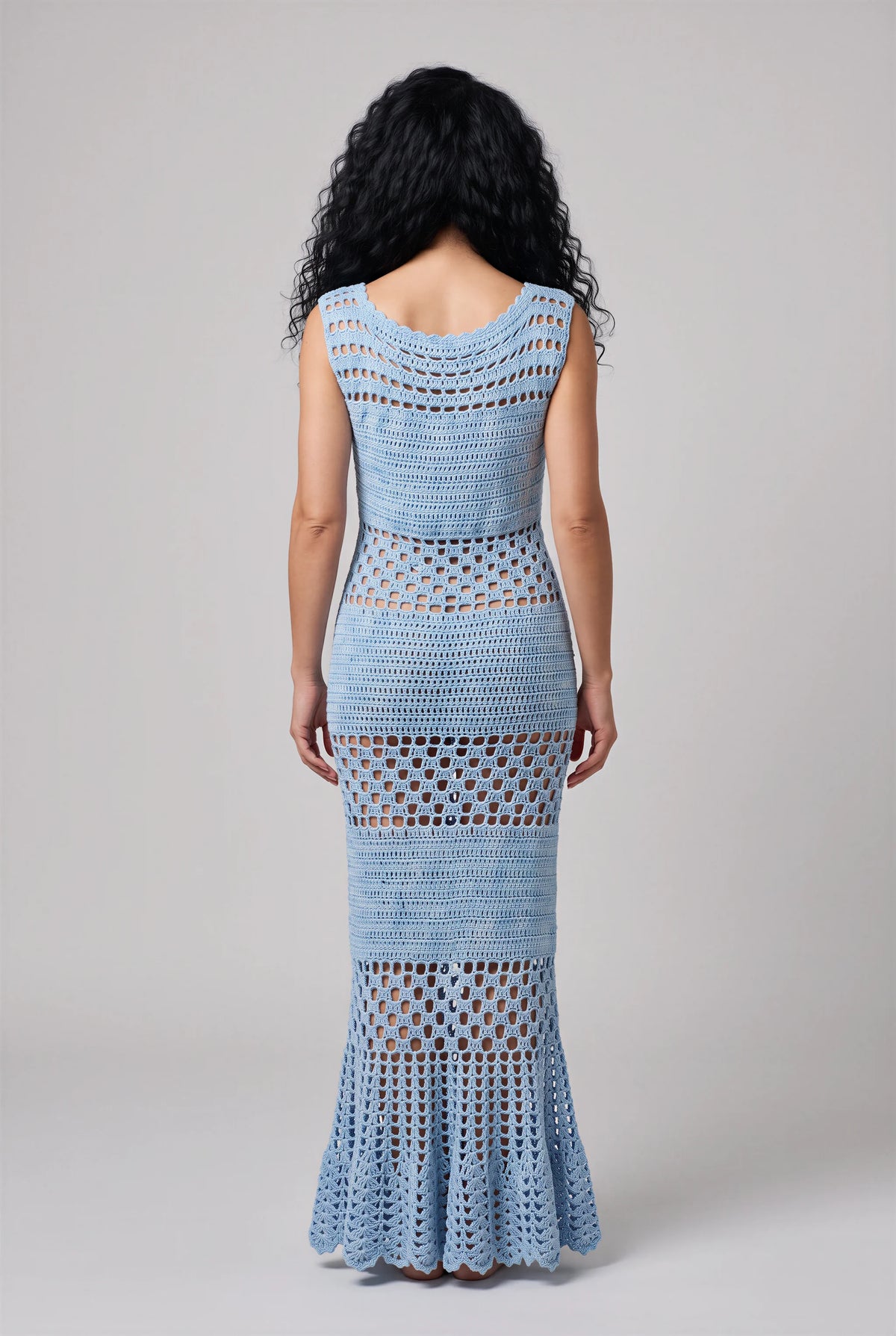 Robe Altobella bleue au crochet fait main - pvue de dos avec les mains le long du corps - Cachalabibi