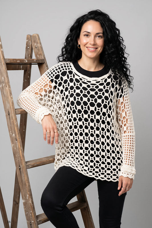 Poncho crochet blanc nid d'abeille oversize — vue 3/4 échelle — Création Cachalabibi