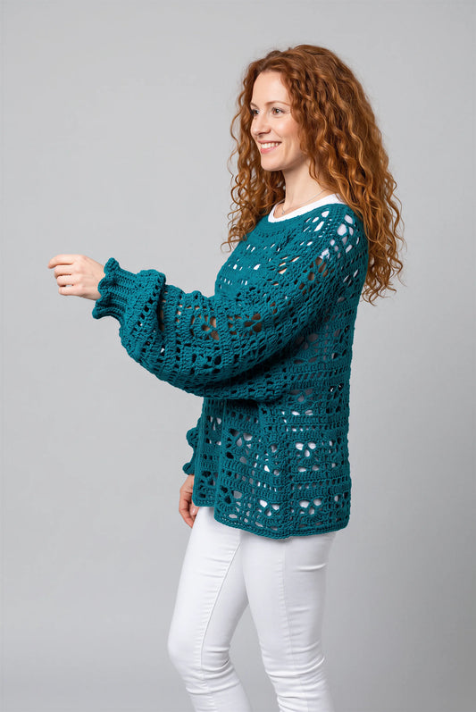 Poncho Tealo crochet vert canard oversize — vue profil bras tendu — Création Cachalabibi