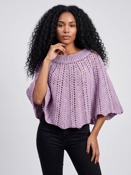 Poncho Violyne au crochet lilas, vue de face debout, point éventail et granny squares, manches évasées - Cachalabibi