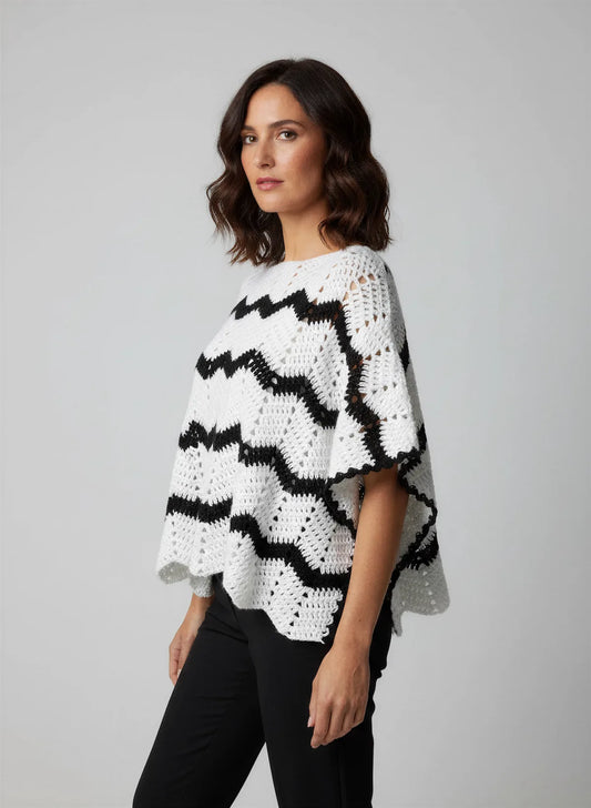 Poncho Bianconero – vue profil 3/4 – poncho crochet blanc rayures zigzag noir encolure bateau manches kimono – Cachalabibi
