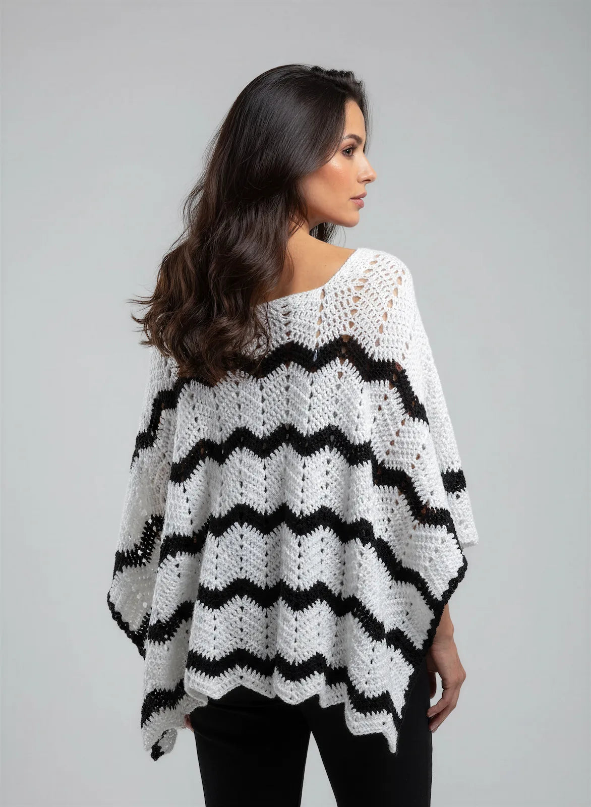 Poncho Bianconero – vue de dos – poncho crochet blanc rayures zigzag noir encolure dos bateau bordure festonnée – Cachalabibi