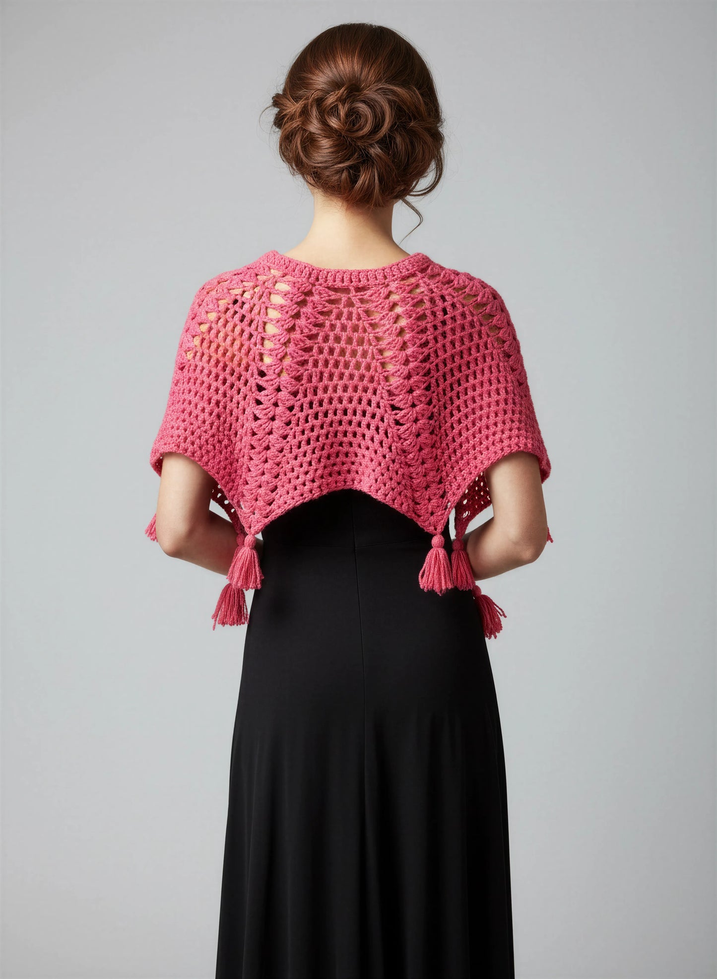 Poncho crochet fait main Pompirosa rose fuchsia dos filet éventails ajourés glands pompons détail – Cachalabibi