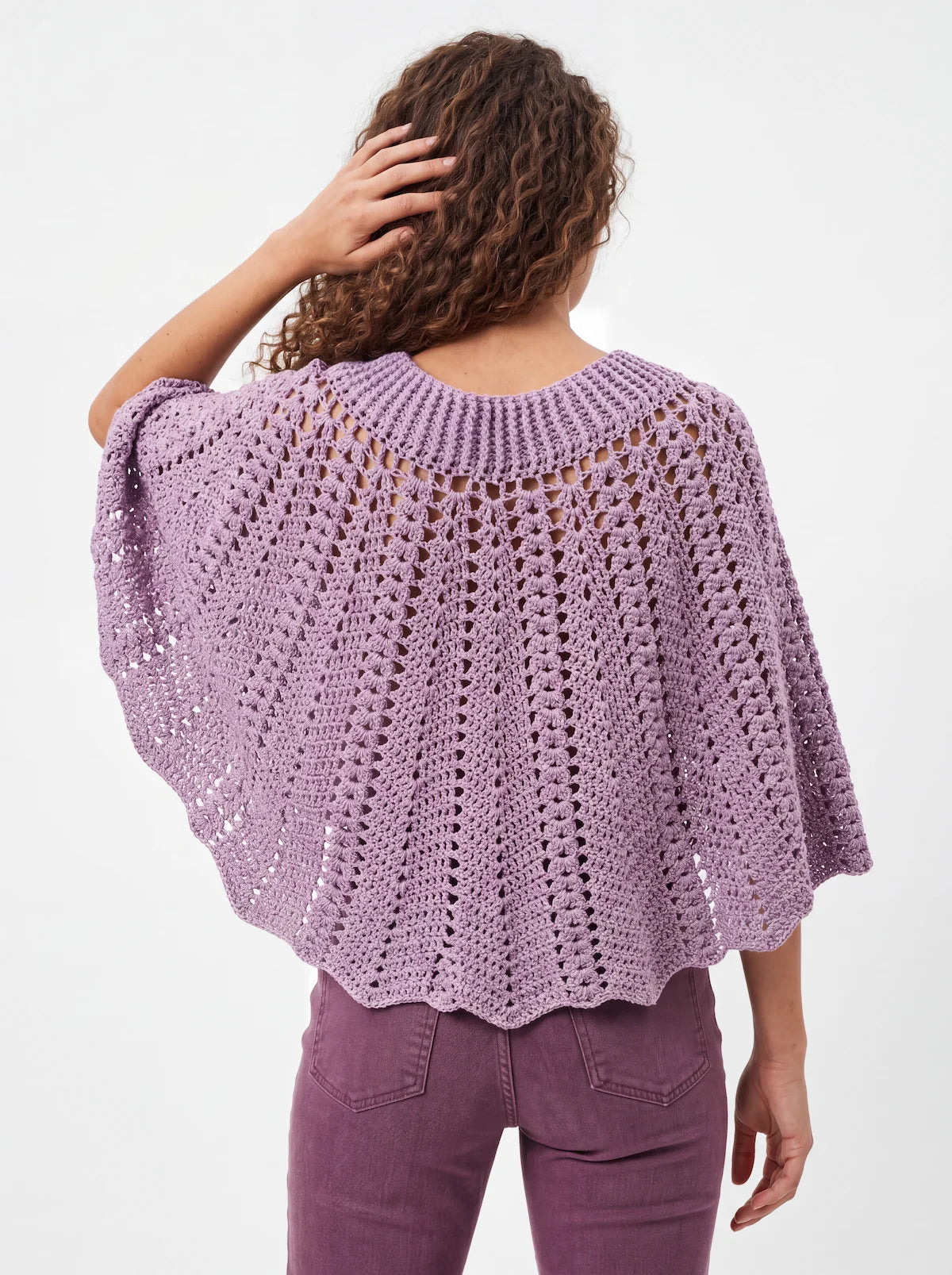 5. Poncho femme Violyne au crochet lilas, vue de dos, manches kimono évasées, bordure festonnée en coquilles — création Cachalabibi