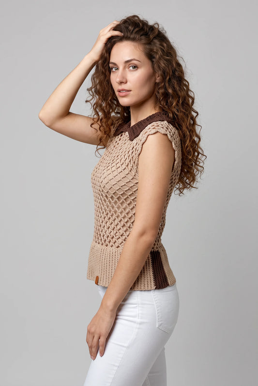 Pull femme manches courtes Cafélato marron et beige - vue de profil 3/4 avec une main dans les cheveux - Cachalabibi