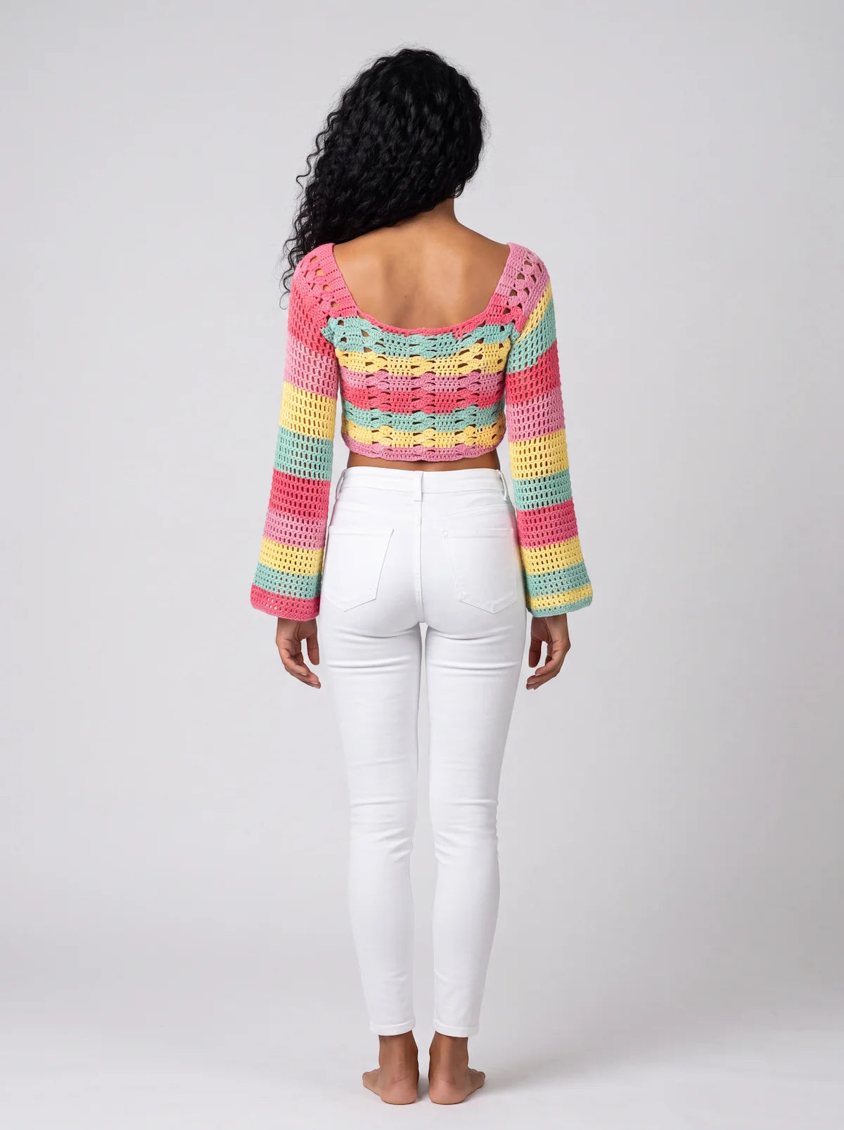 Pull court Romanella rayures multicolores ajouré – vue dos debout les bras le long du corps - Cachalabibi