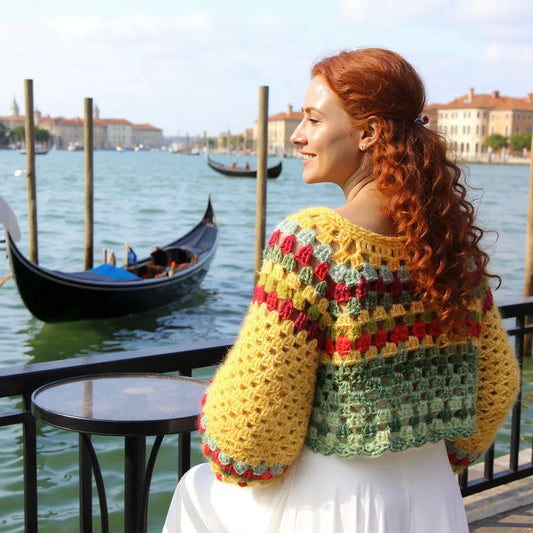 Pull au crochet fait main Barcarola de Cachalabibi - jaune - vue de face en gondole à Venise