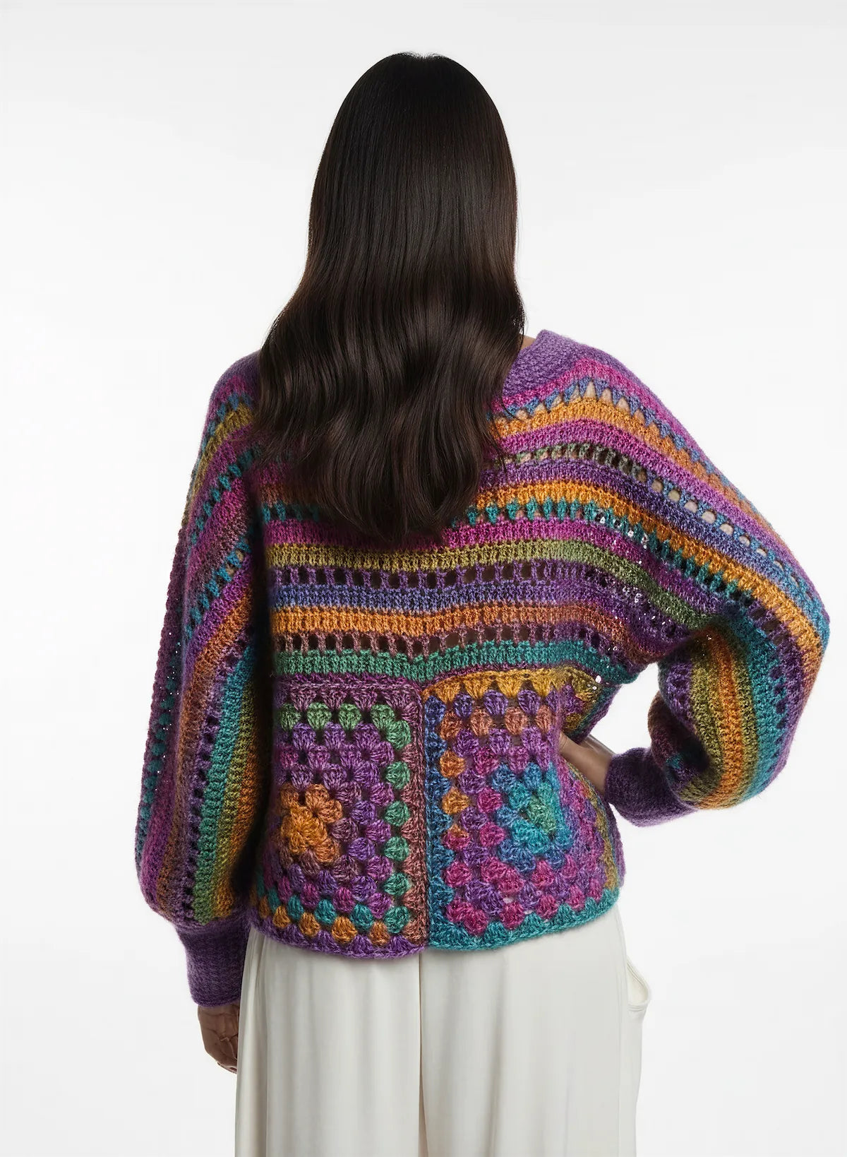 Pull femme Caïnca multicolore violet granny square – crochet fait main – de dos – Cachalabibi
