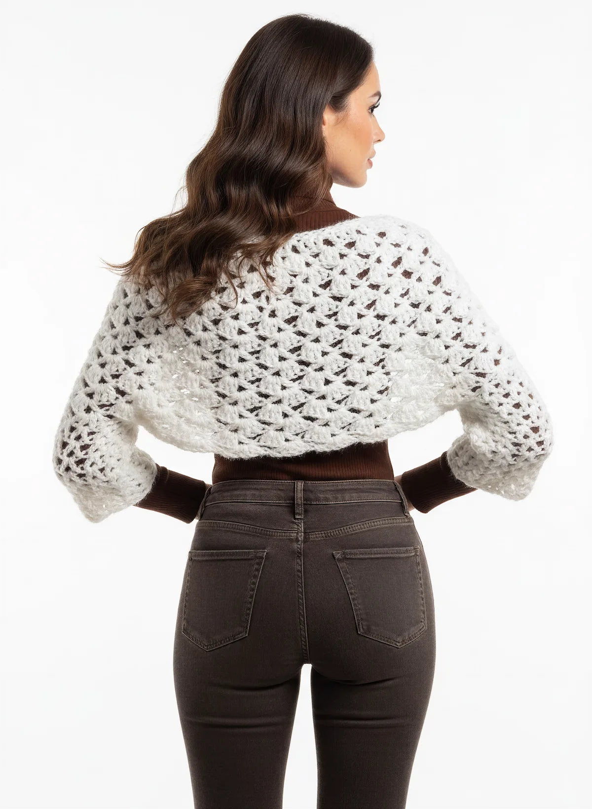 Pull court Corto crème ajouré bouclé – crochet fait main – de dos poignets chocolat – Cachalabibi