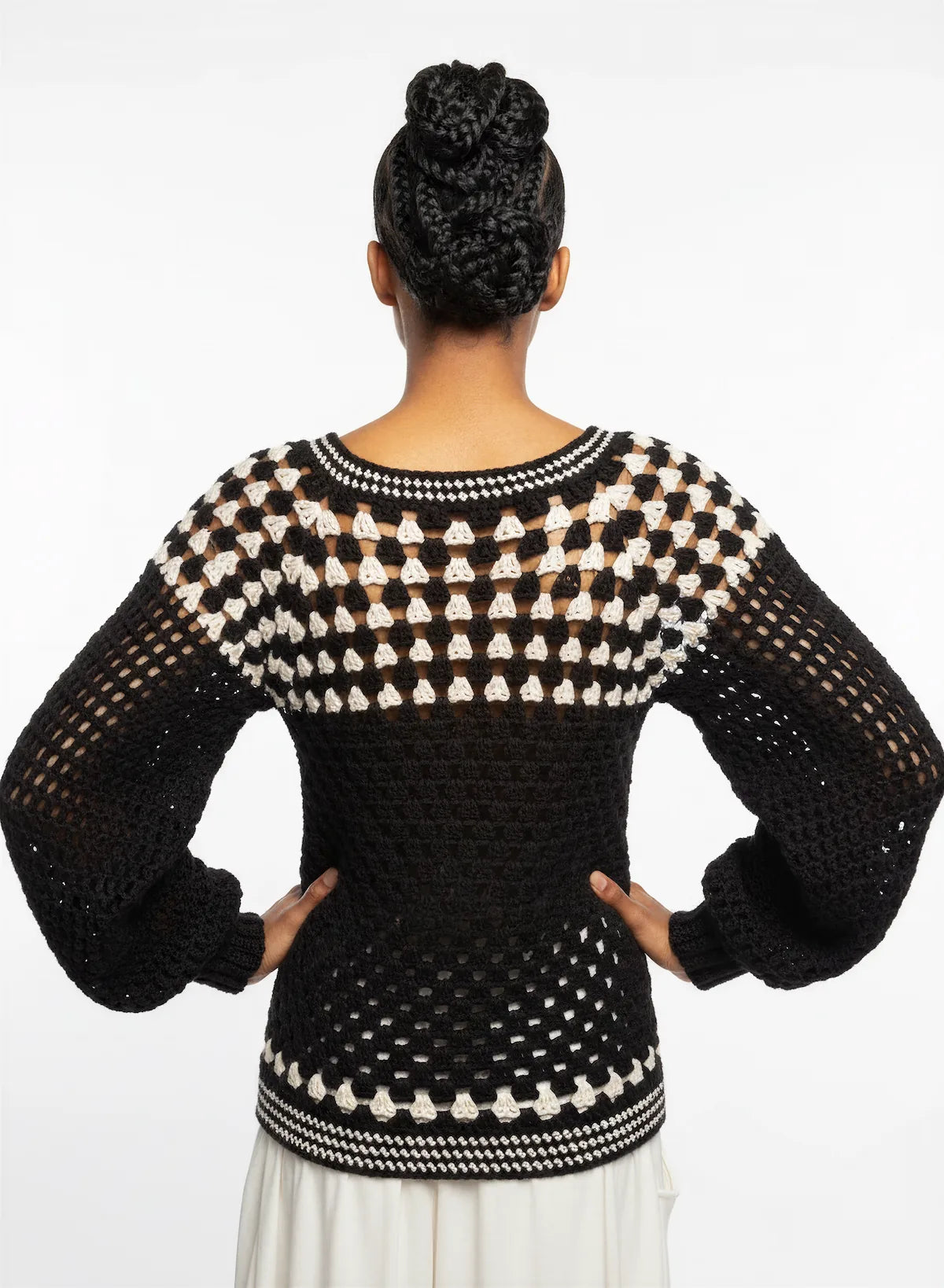 Pull femme Damiana noir crème granny square ajouré – crochet fait main – de dos bordures rayées – Cachalabibi