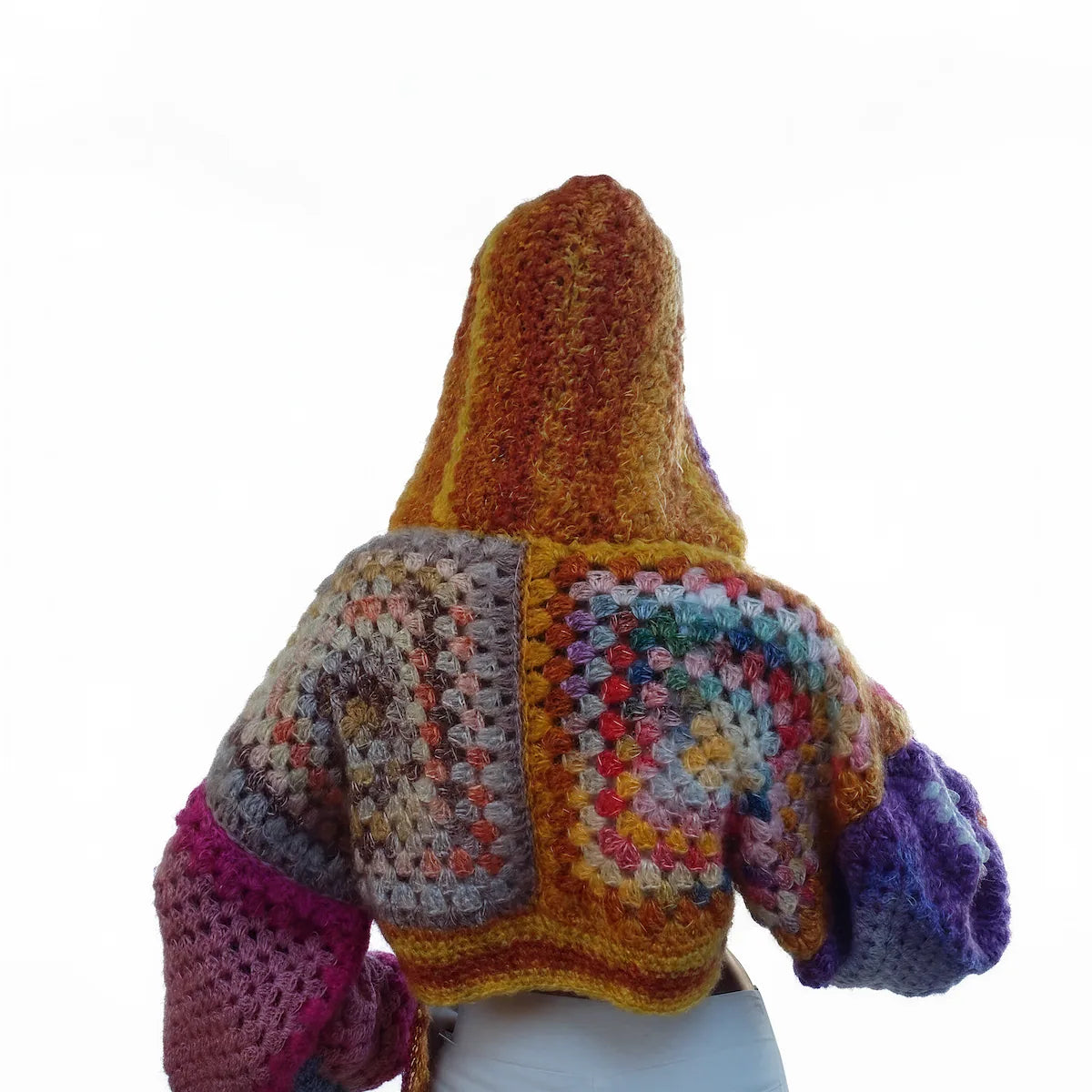 Pull court Dorsoduro granny square multicolore – crochet fait main – capuche portée – Cachalabibi