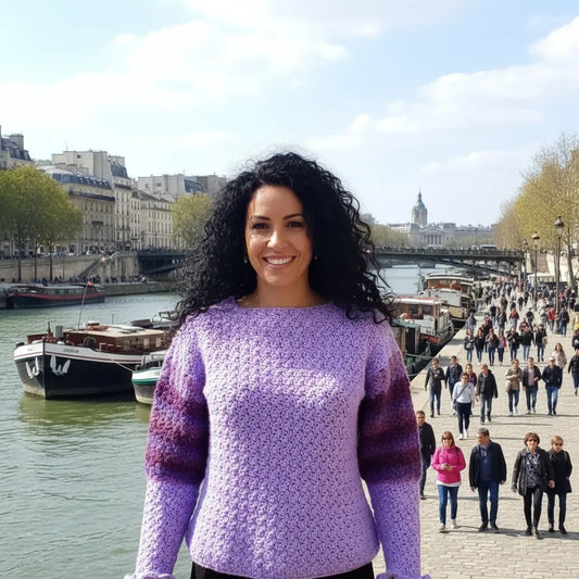Pull au crochet fait main Fuga - violet lavande - gros plan sur le dégradé horizontal violet avec nuances violet foncé lilas lavande