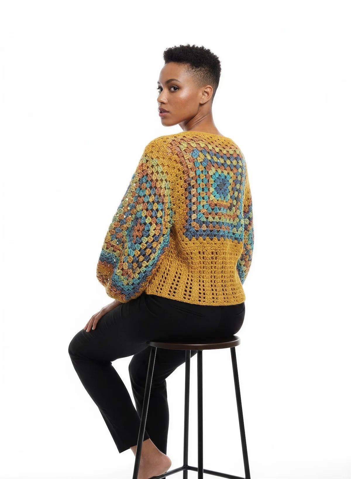 Pull femme Labyrintho moutarde granny square géant – crochet fait main – de dos assise – Cachalabibi