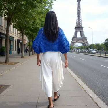 Pull au crochet fait main Lazzuli de Cachalabibi - bleu vif - Vue de dos avec Tour Eiffel, pièce unique
