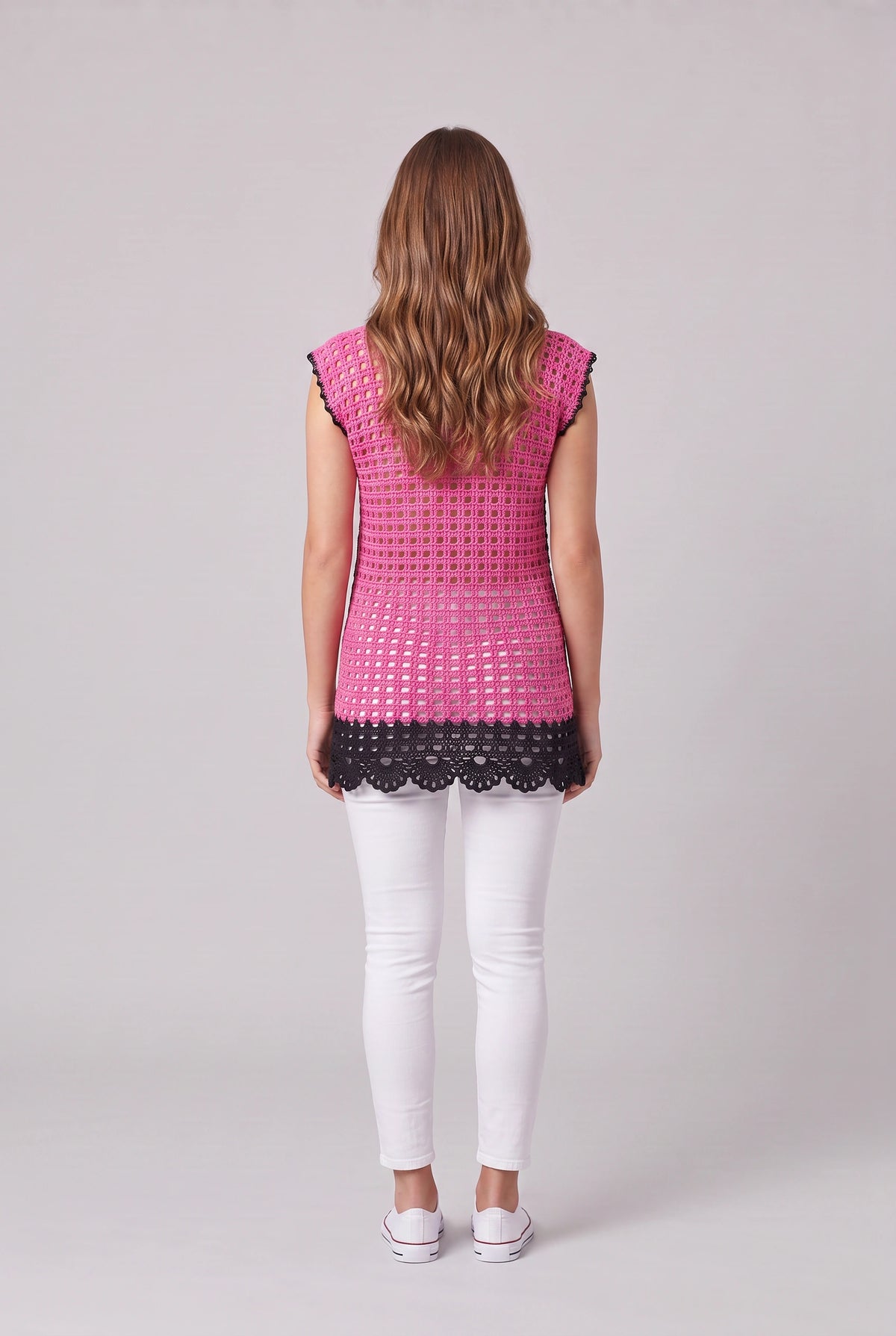 Pull Peonia crochet fuchsia — vue dos bordure dentelle noire — Pièce unique Cachalabibi