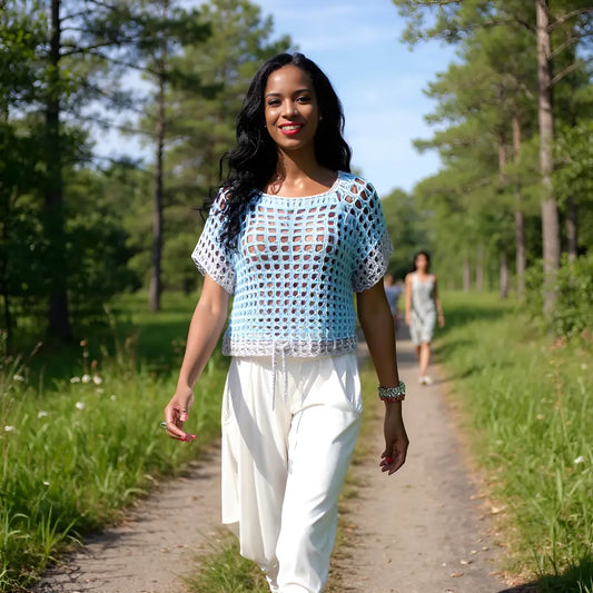 Pull au crochet fait main Myosotis de Cachalabibi - bleu ciel - vue de face d'une femme sur un chemin forestier