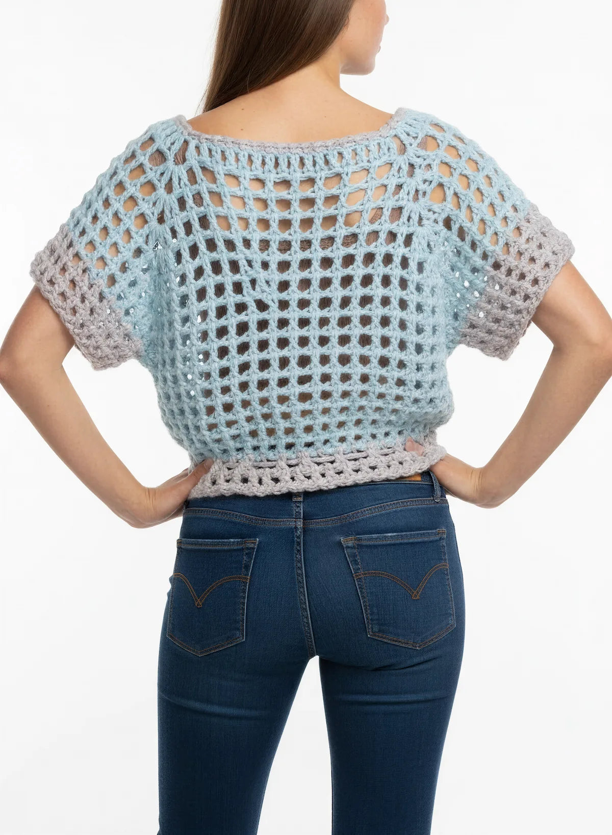 Pull manches courtes Myosotis bleu gris irisé ajouré – crochet fait main – de dos lien taille – Cachalabibi