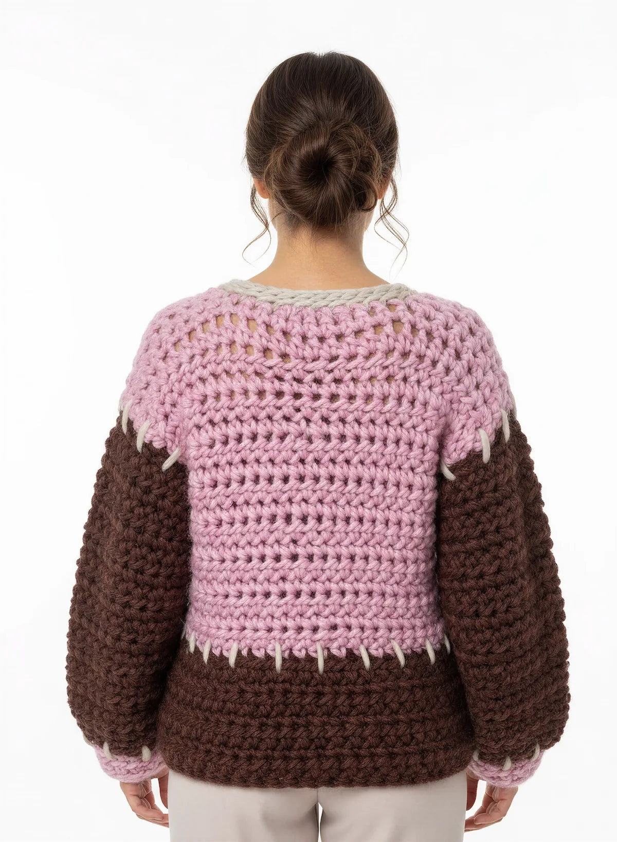 Pull femme Ploum-Ploum rose lilas chocolat chunky liserés crème – crochet fait main – de dos – Cachalabibi
