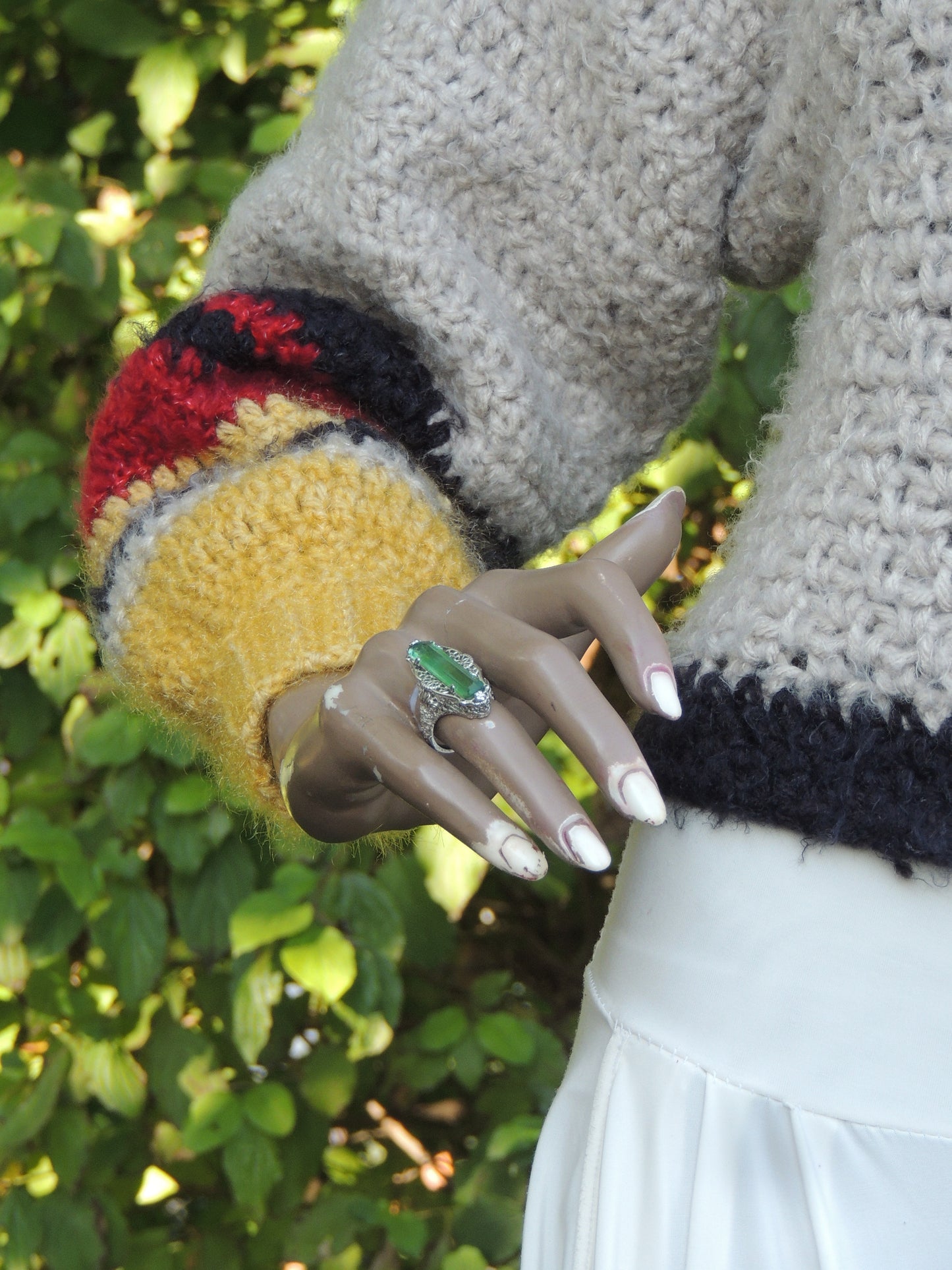 Pull au crochet fait main Rojauno de Cachalabibi - beige - Gros plan sur les manches longues avec motifs colorés artisanaux